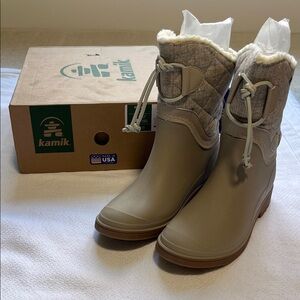 NWT Kamik Women's Beige Winter Boots Size 6